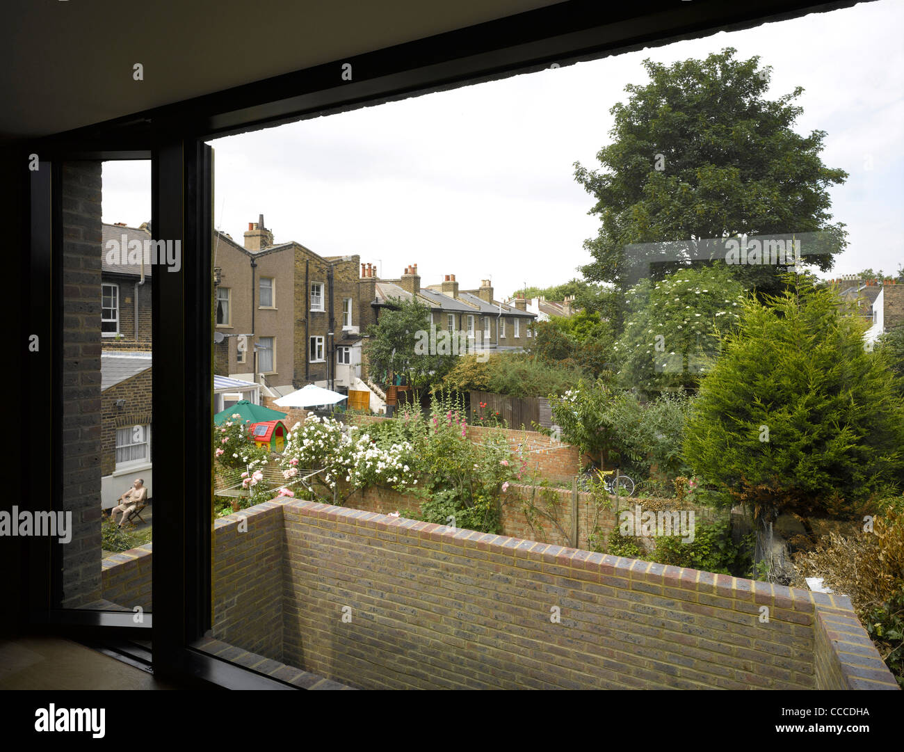 HOUSE ON KINGS GROVE-DUGGAN MORRIS ARCHITECTS-LONDON-VIEW FROM REAR BEDROOM Stock Photo