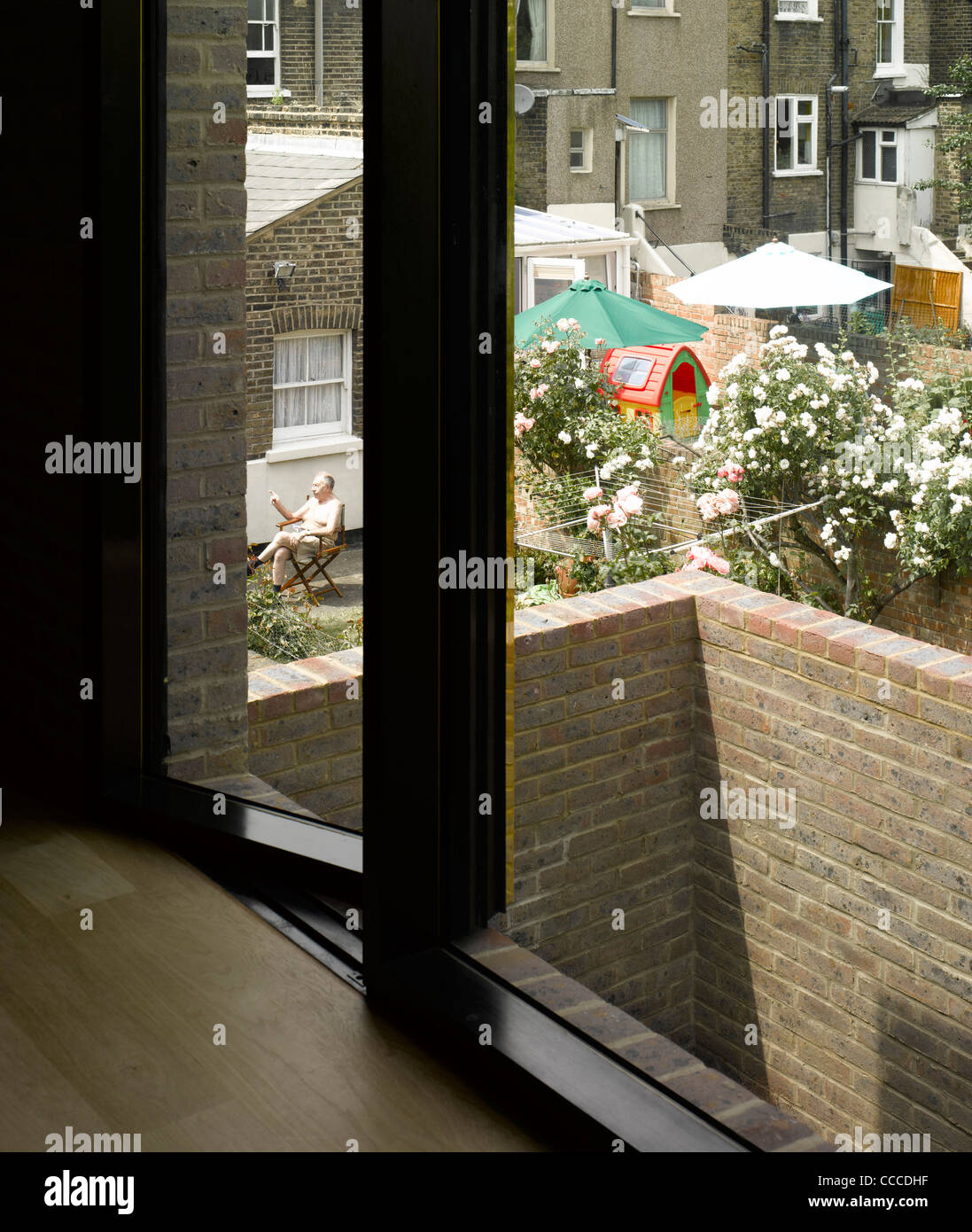 HOUSE ON KINGS GROVE-DUGGAN MORRIS ARCHITECTS-LONDON-VIEW FROM REAR BEDROOM Stock Photo