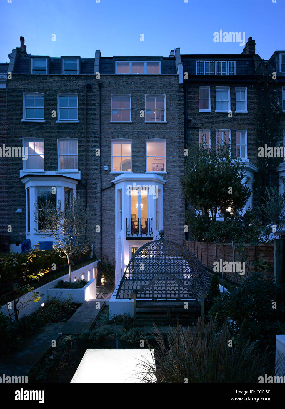 NOTTING HILL HOUSE, LONDON- PTP ARCHITECTS 2011- TWILIGHT VIEW FROM REAR Stock Photo