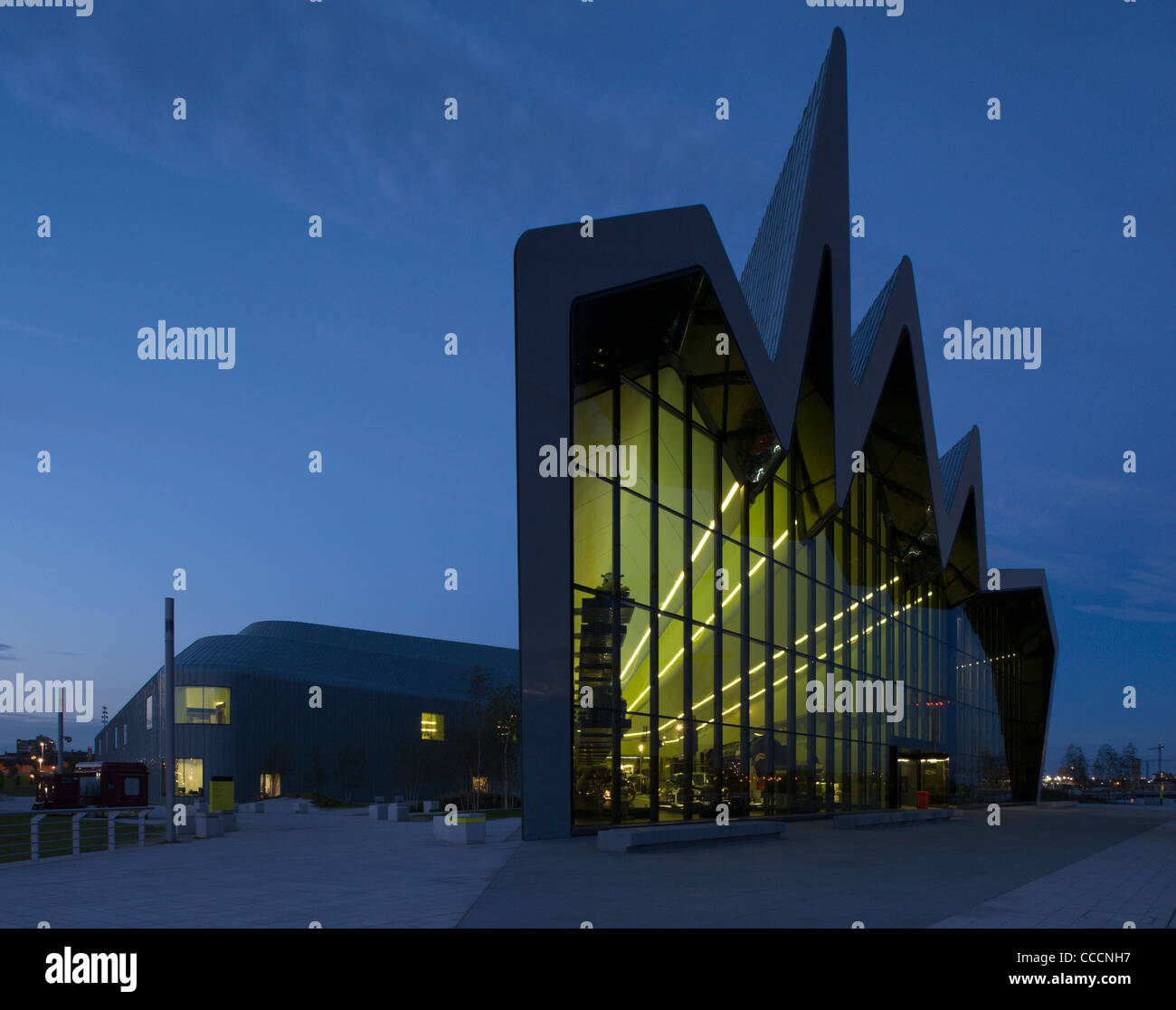 Museo Riverside Glasgow Riverside Museum, Zaha Hadid Architects, 2011, Night time ...