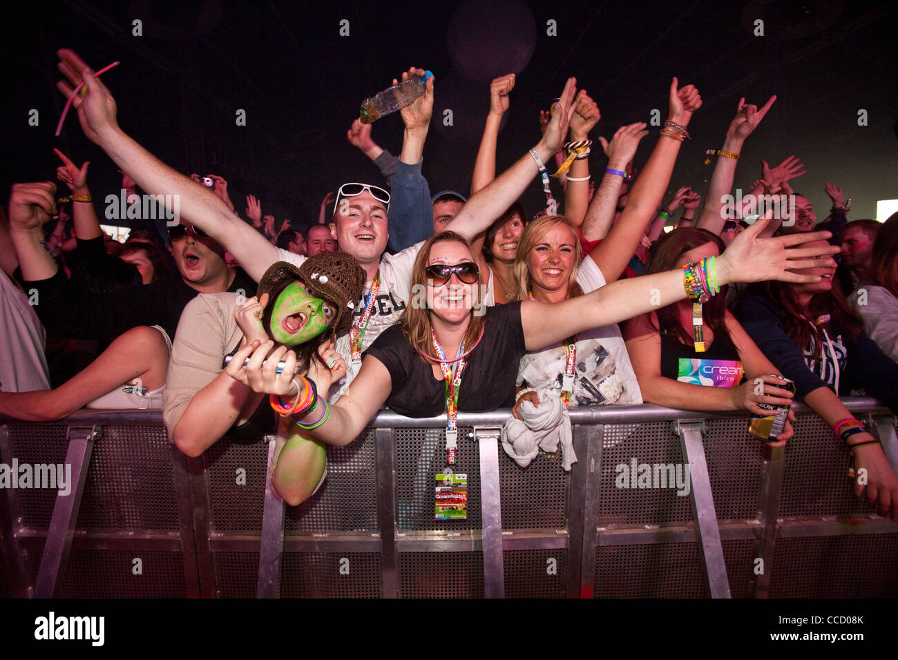 Rave crowd hi-res stock photography and images - Alamy