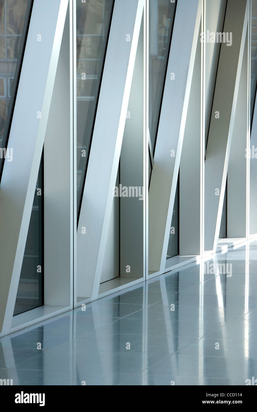 ARMANI FLAGSHIP STORE, MANCHESTER, SHEPPARD ROBSON, 2008. INTERIOR CLOSE UP VIEW OF THE ANGULAR WINDOW PANELS Stock Photo