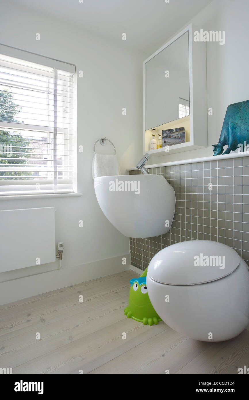 PRIVATE HOUSE, BUCKLEY GRAY YEOMAN, LONDON, 2010, BATHROOM WITH FLOATING TOILET Stock Photo