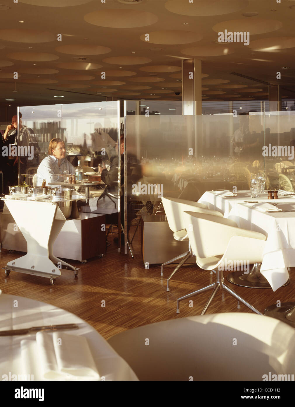 HARVEY NICHOLS RESTAURANT VIEW OF SEATING AND GLASS WALL Stock Photo