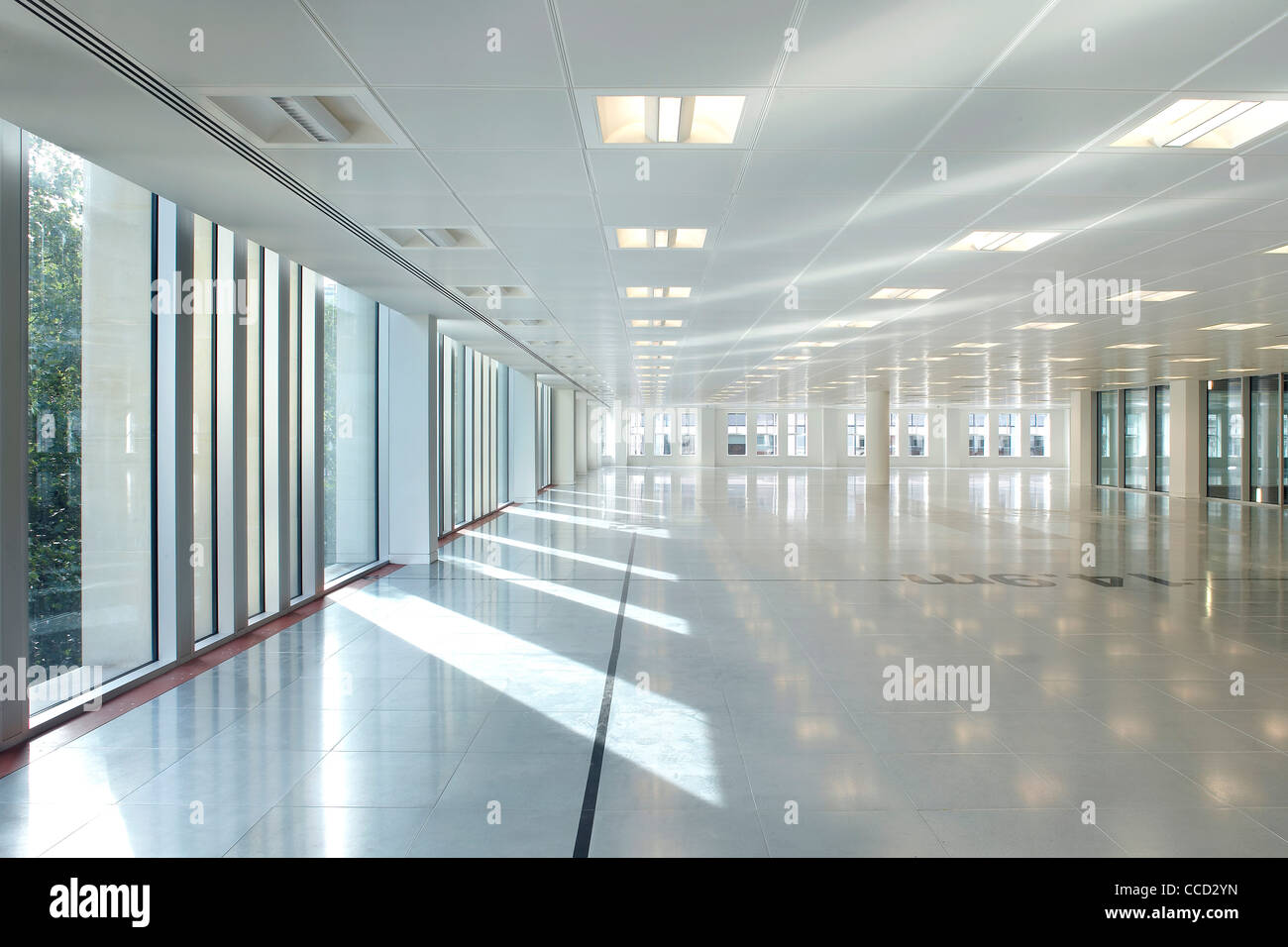 ONE SOUTHAMPTON ROW, SHEPPARD ROBSON, LONDON, 2010, LARGE EMPTY INTERIOR SPACE Stock Photo