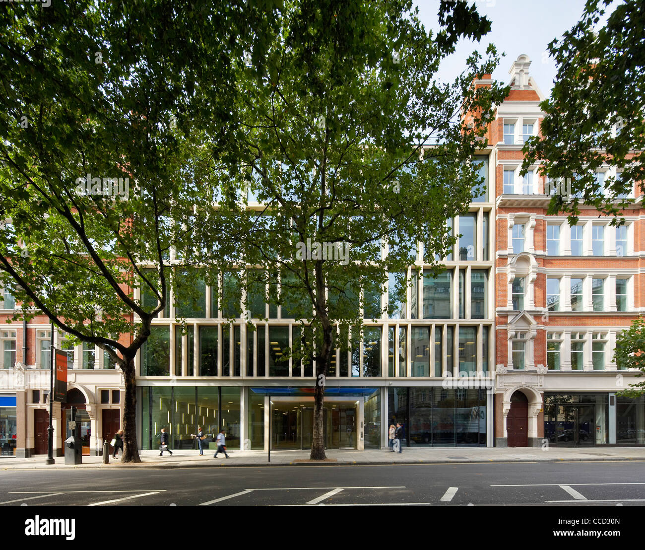 ONE SOUTHAMPTON ROW, SHEPPARD ROBSON, LONDON, 2010, OVERVIEW OF NEW BUILDING ALONGSIDE EXISTING FACADE WITHIN STREET Stock Photo