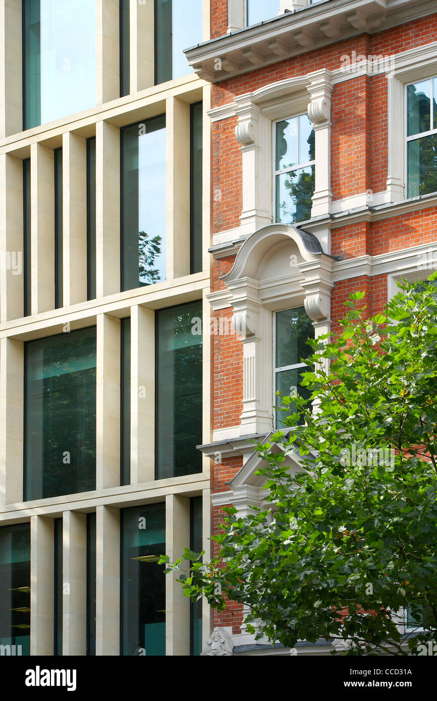 ONE SOUTHAMPTON ROW, SHEPPARD ROBSON, LONDON, 2010, DETAIL OF NEW BUILDING ALONGSIDE EXISTING FACADE Stock Photo