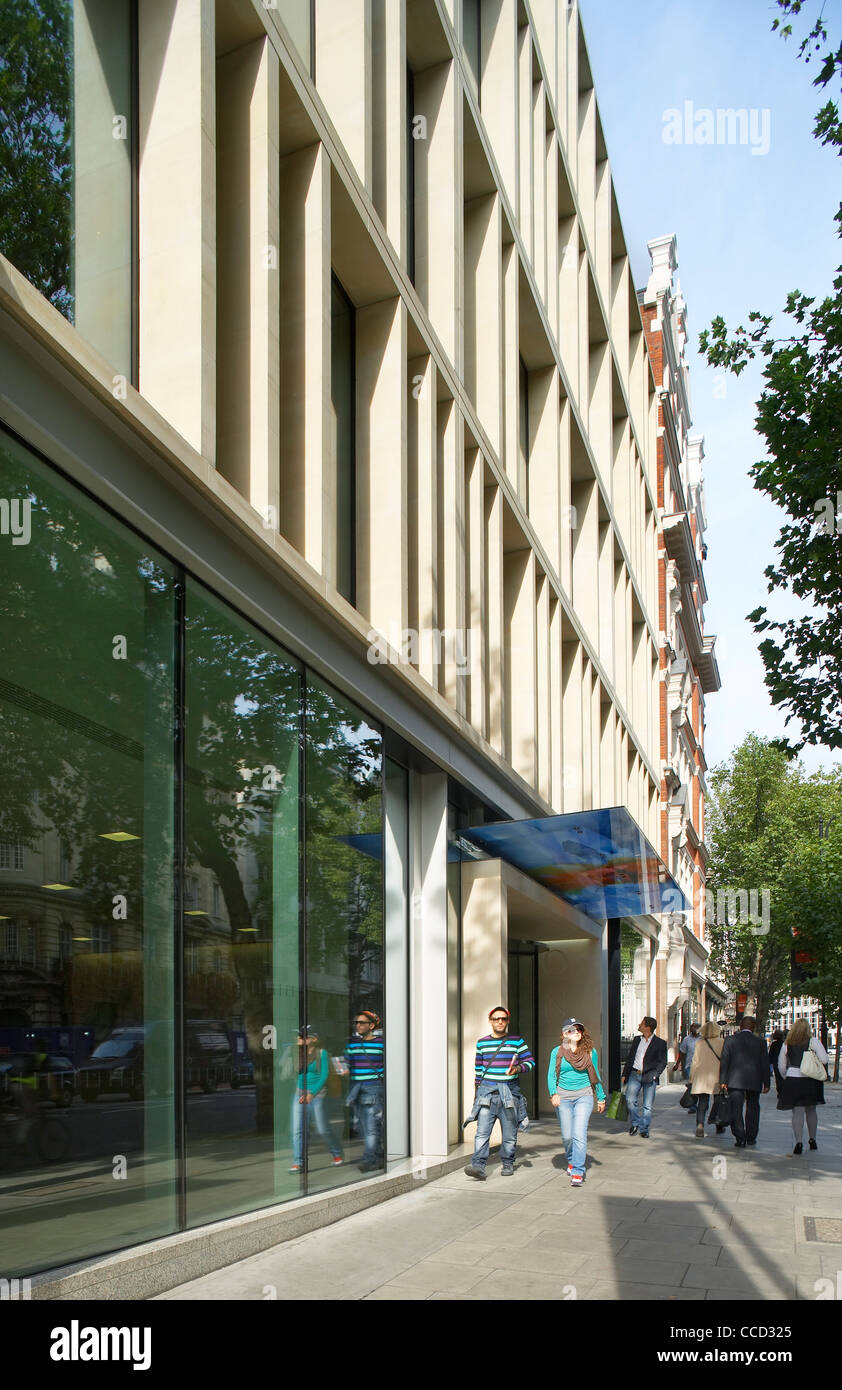 ONE SOUTHAMPTON ROW, SHEPPARD ROBSON, LONDON, 2010, EXTERIOR VIEW OF BUILDING WITH CANOPY Stock Photo