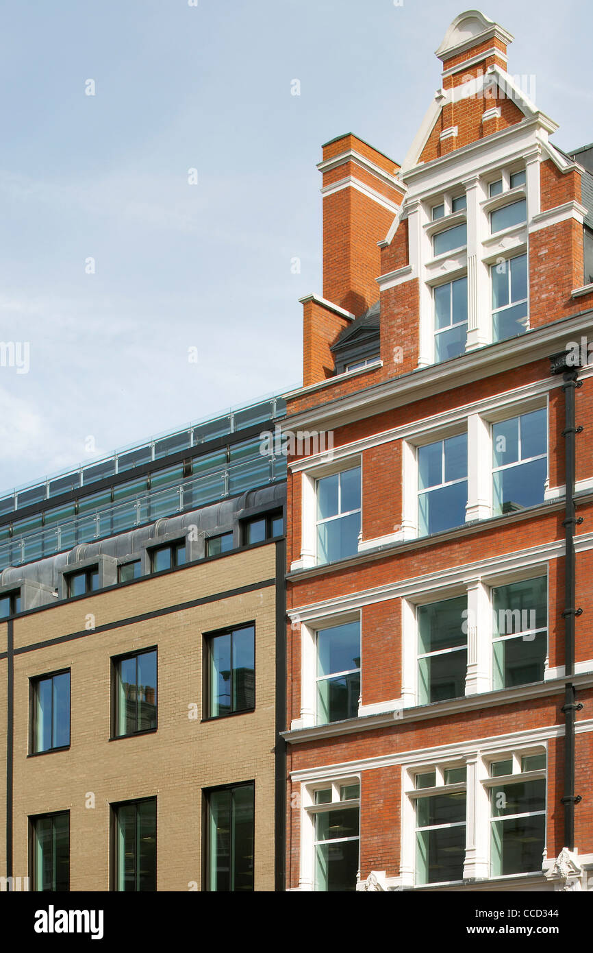 ONE SOUTHAMPTON ROW, SHEPPARD ROBSON, LONDON, 2010, ROOFLINE OF NEW BUILDING ALONGSIDE EXISTING FACADE Stock Photo
