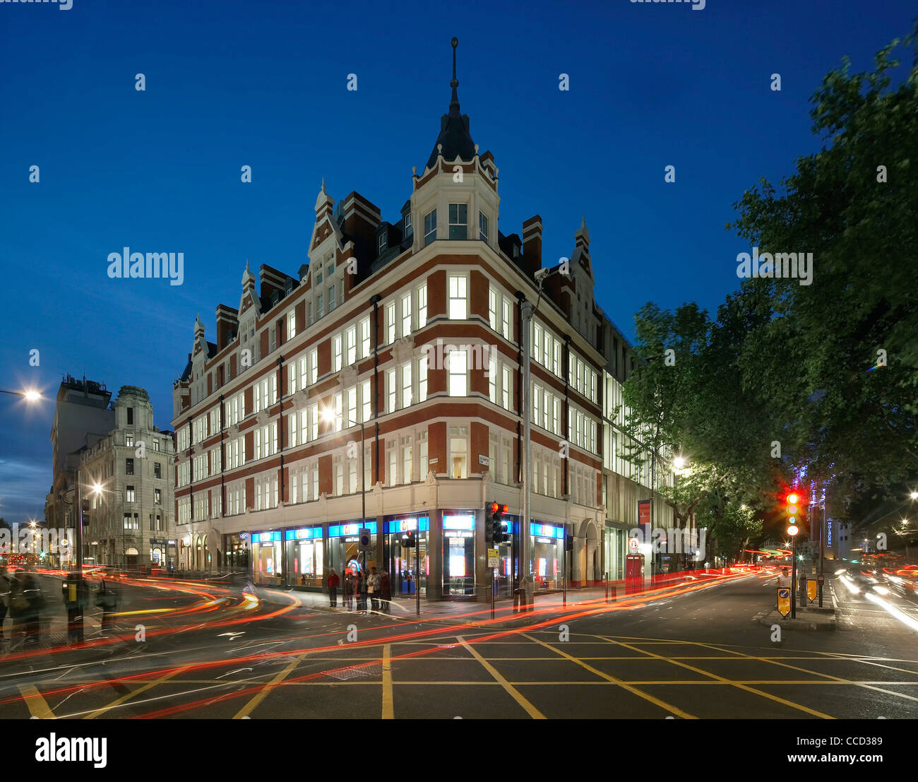 ONE SOUTHAMPTON ROW, SHEPPARD ROBSON, LONDON, 2010, CORNER VIEW OF EXISTING FACADE AT NIGHT Stock Photo