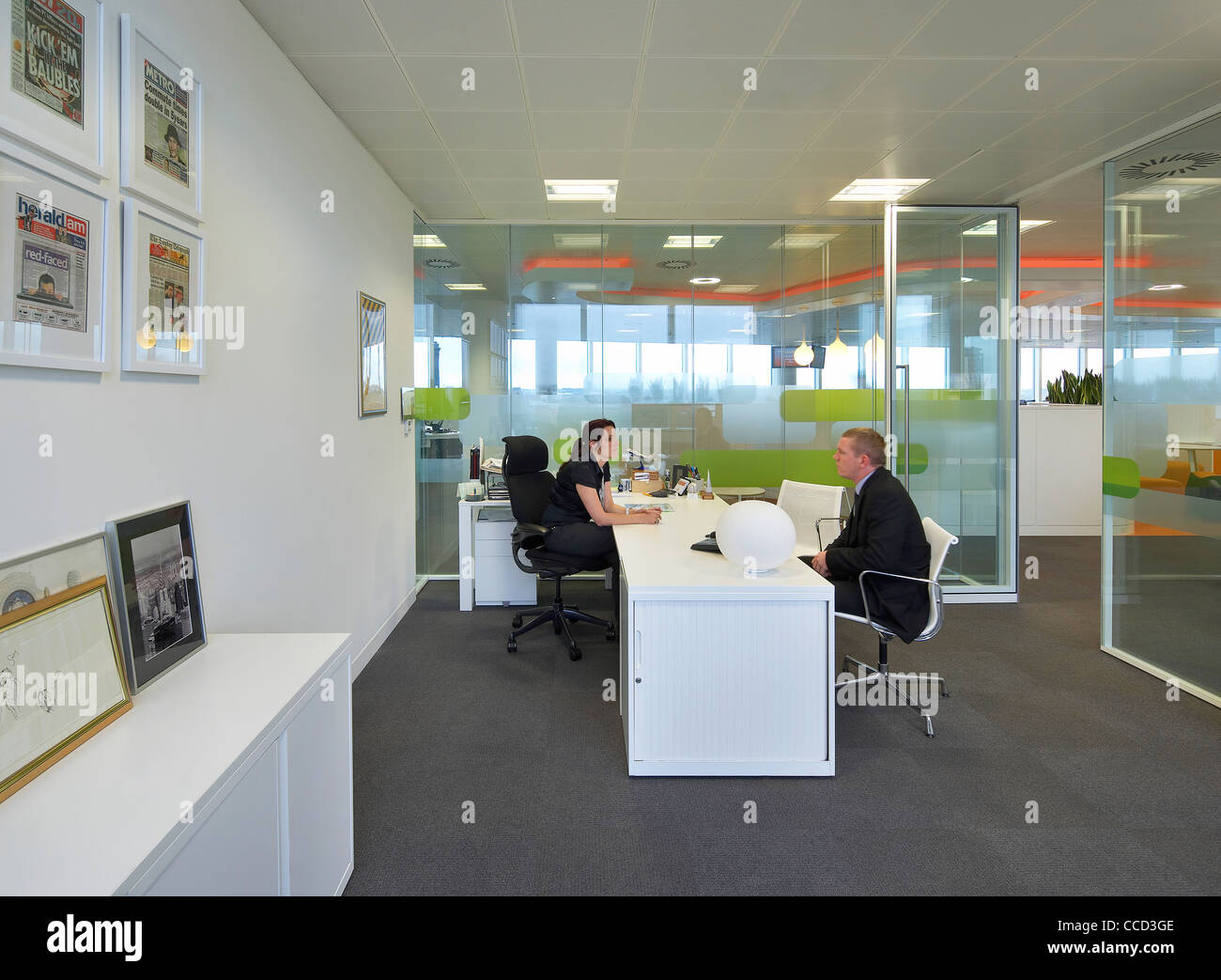 THE PENINSULA, ID:SR/SHEPPARD ROBSON, MANCHESTER, 2010, OFFICE WITH PEOPLE SITTING AT DESK Stock Photo