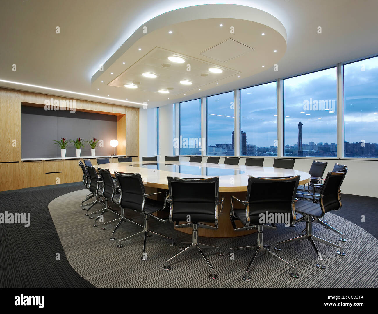 THE PENINSULA, ID:SR/SHEPPARD ROBSON, MANCHESTER, 2010, CONFERENCE ROOM WITH LARGE TABLE Stock Photo
