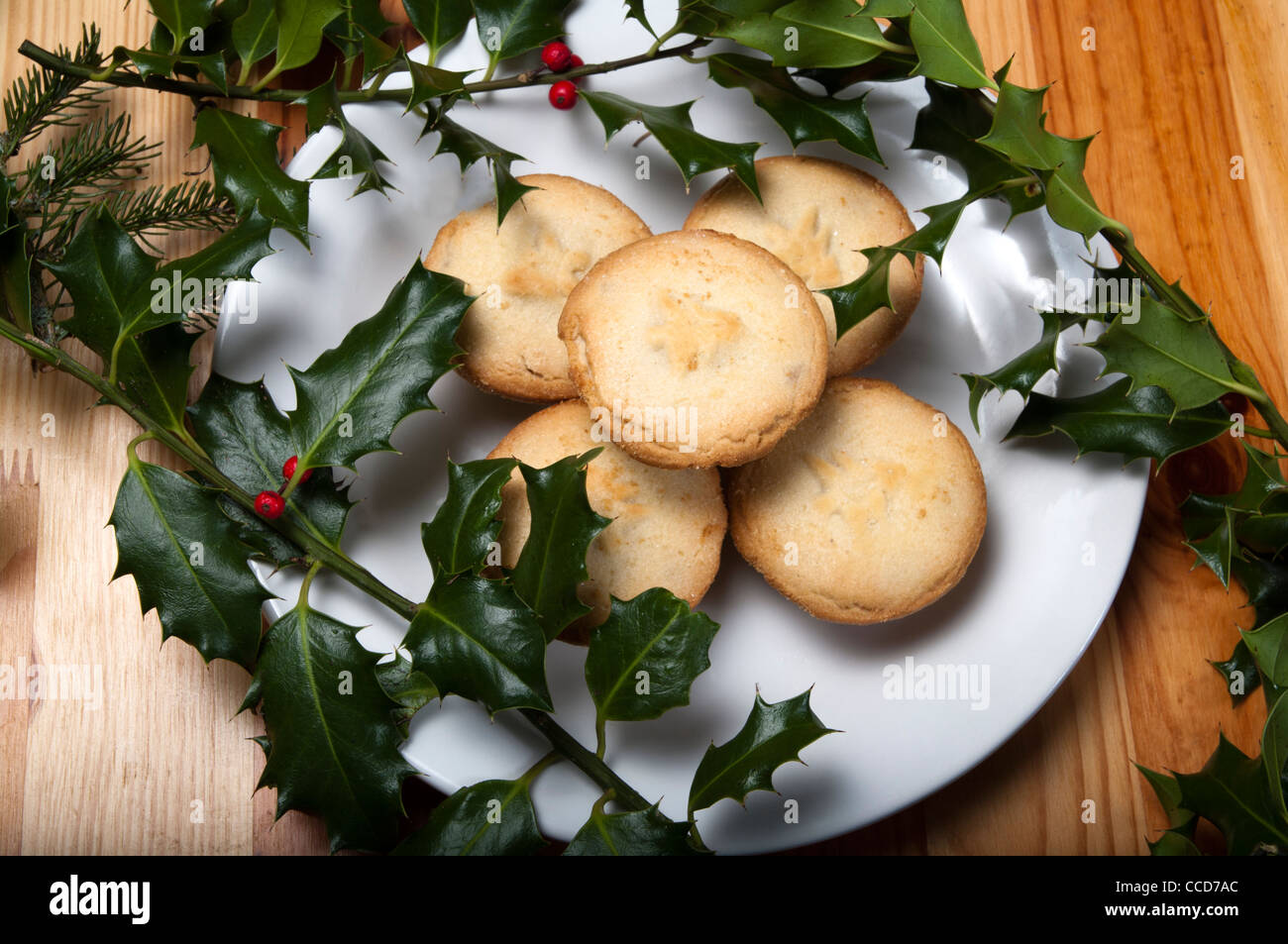 A Christmas plate of mince pies and holly Stock Photo - Alamy