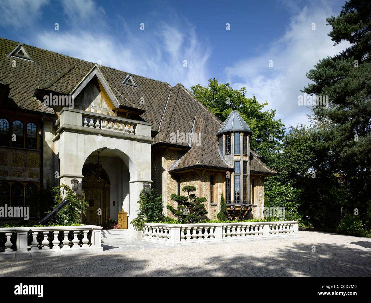 Halcyon Hall, Private House, McGuire Architecture and Design, Radlett, Herts, UK, 2009, Partial front elevation Stock Photo