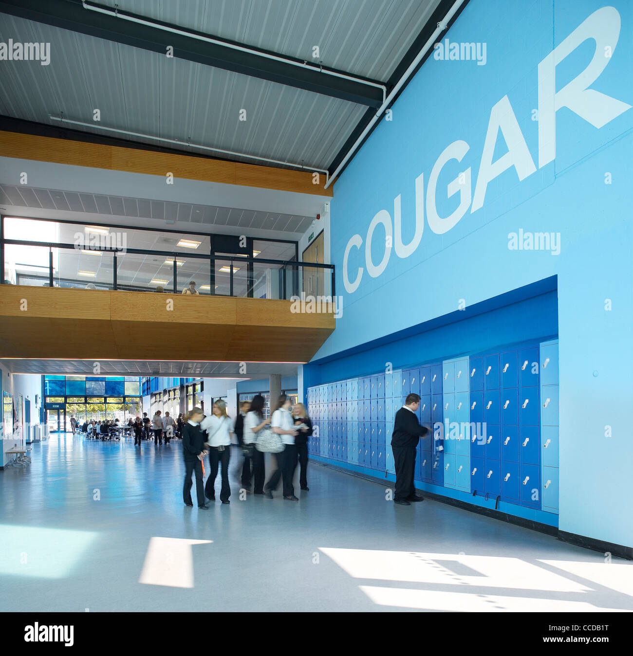 brislington enterprise college flacq architects bristol 2008 interior shot showing students accessing their lockers in spacious Stock Photo