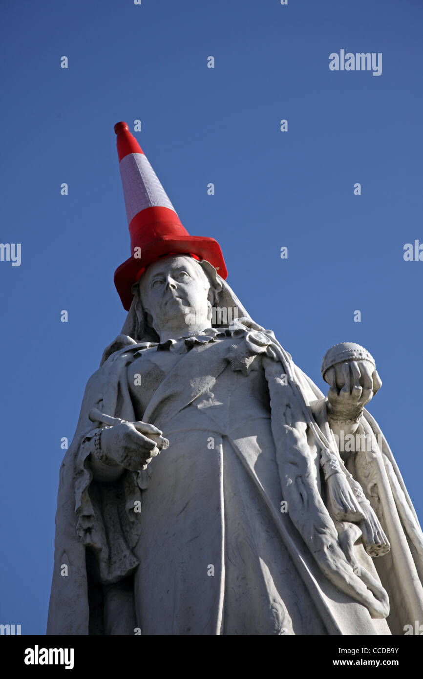 Vandalised statue of Queen Victoria Stock Photo Alamy