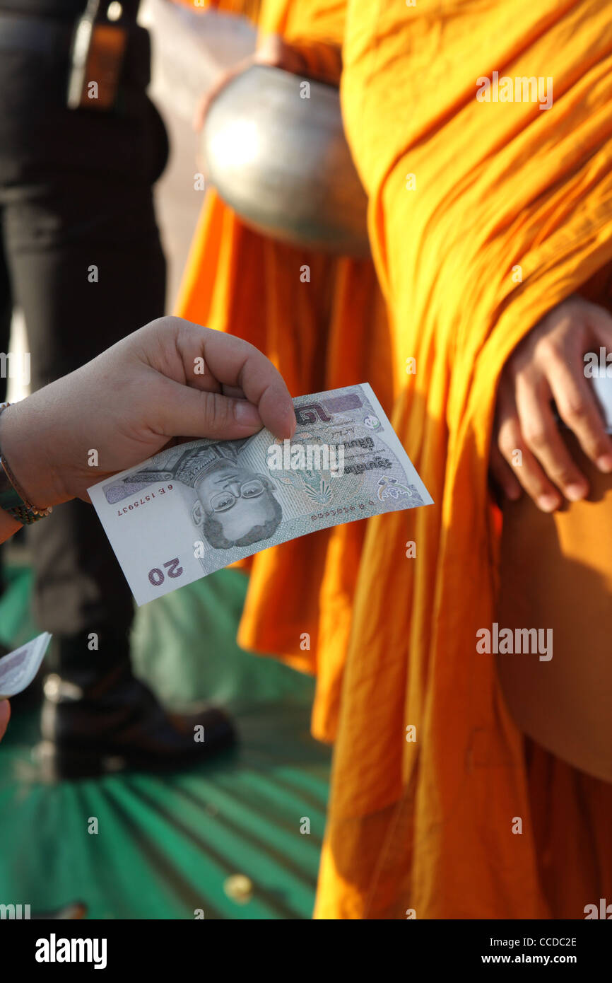 People giving money to Thai Buddhist monk Stock Photo Alamy