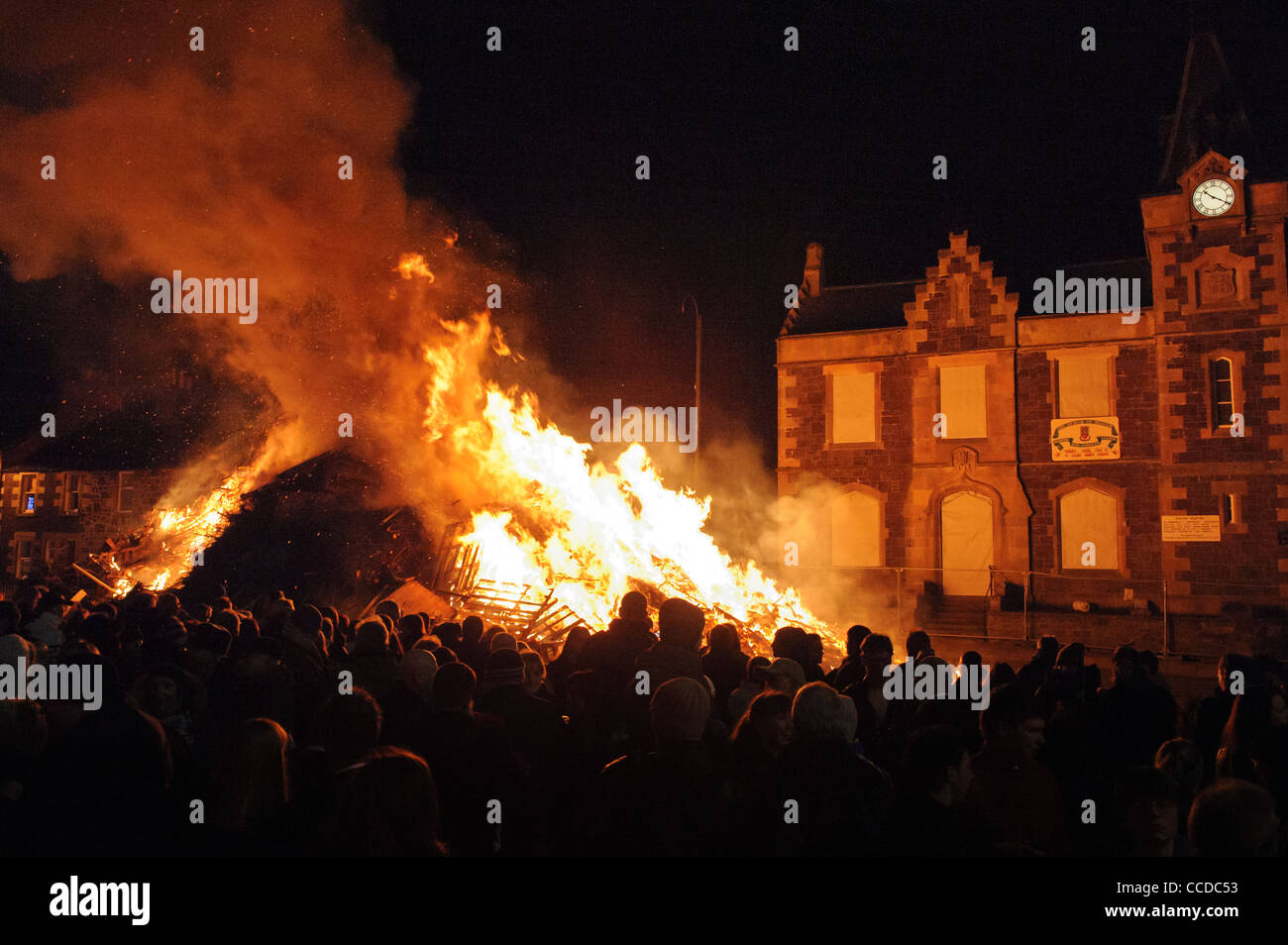 The Biggar Bonfire on Hogmanay (New Year's Eve) in the Scottish town of Biggar, South Lanarkshire Stock Photo