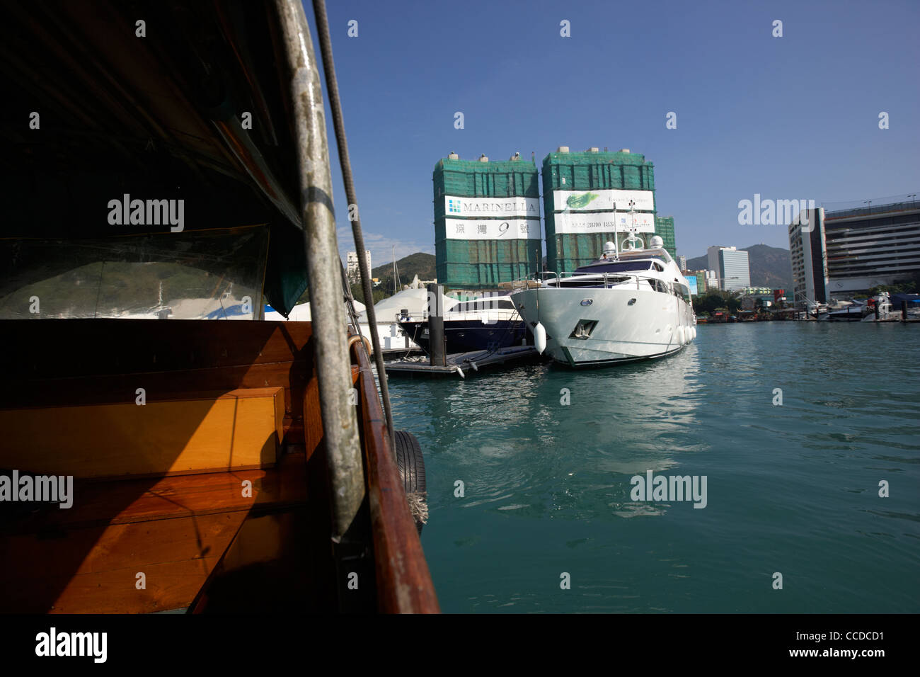 sampan boat trip past luxury yachts in aberdeen harbour marina hong kong hksar china asia Stock Photo