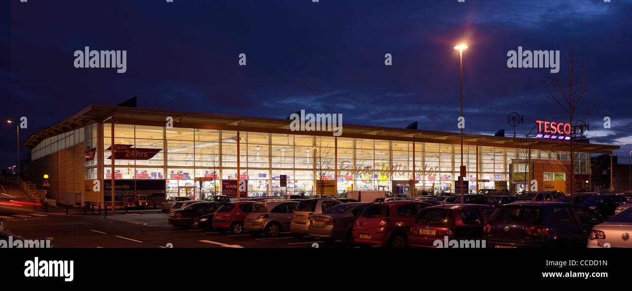 Tesco Store At Night Stock Photos & Tesco Store At Night Stock Images
