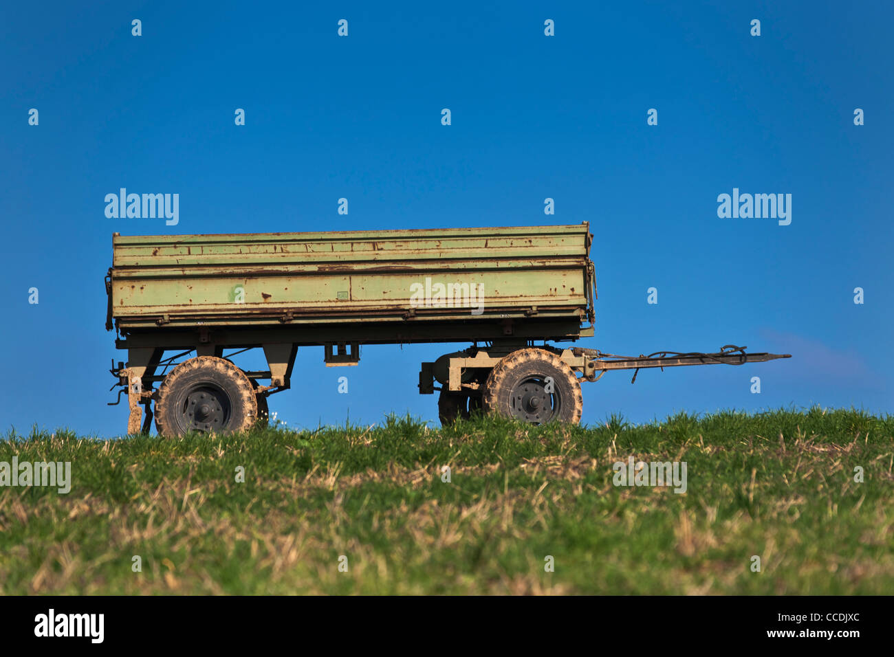 Detailansicht eines Anhängers auf einem Feld | Detail photo of a trailer on a field Stock Photo