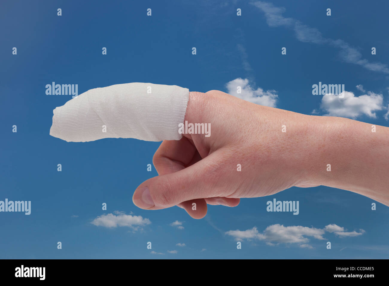 Detailansicht einer Hand, an welcher der Zeigefinger verbunden ist | Detail photo of a hand, the forefinger is tied Stock Photo