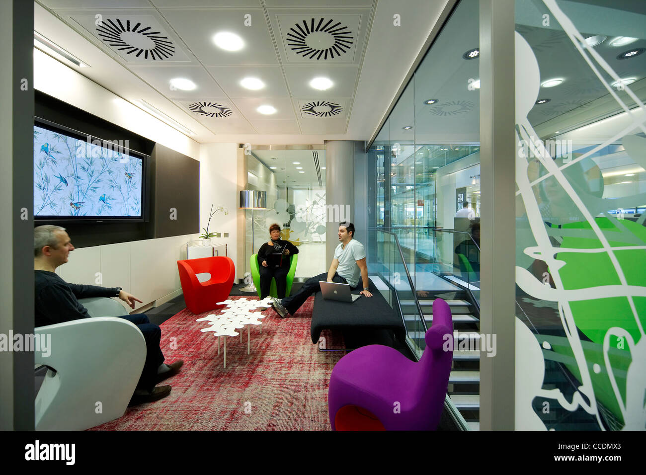 HOK OFFICES HOK ARCHITECTS THE QUBE BUILDING 90 WHITFIELD STREET LONDON UK 2009 INTERIOR SHOT SHOWING PEOPLE TALKING IN A Stock Photo