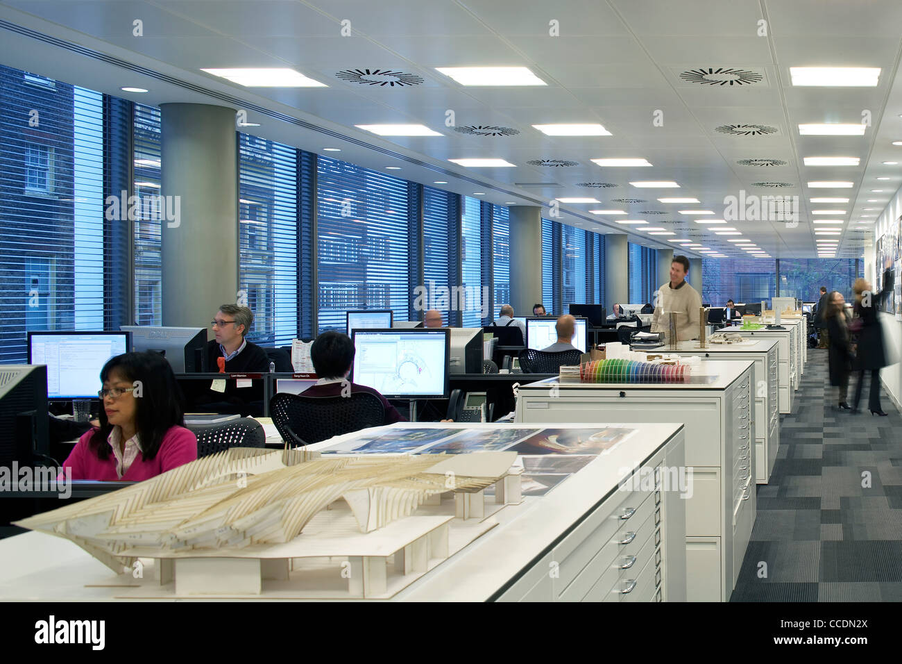 HOK OFFICES HOK ARCHITECTS THE QUBE BUILDING 90 WHITFIELD STREET LONDON UK 2009 INTERIOR SHOT SHOWING PEOPLE WORKING THE OPEN Stock Photo