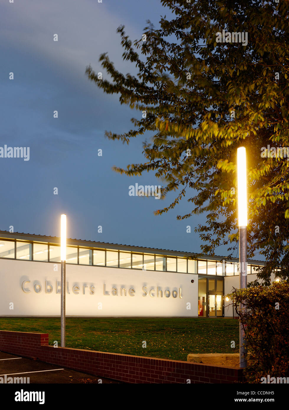 COBBLERS LANE SCHOOL NIGHT WITH STREET LIGHTS Stock Photo Alamy