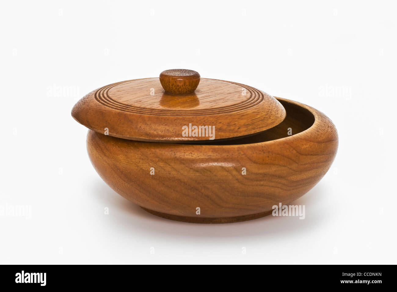 Detailansicht einer runden Dose aus Holz, der Deckel ist geöffnet | Detail photo of a round wooden box, the top is open Stock Photo