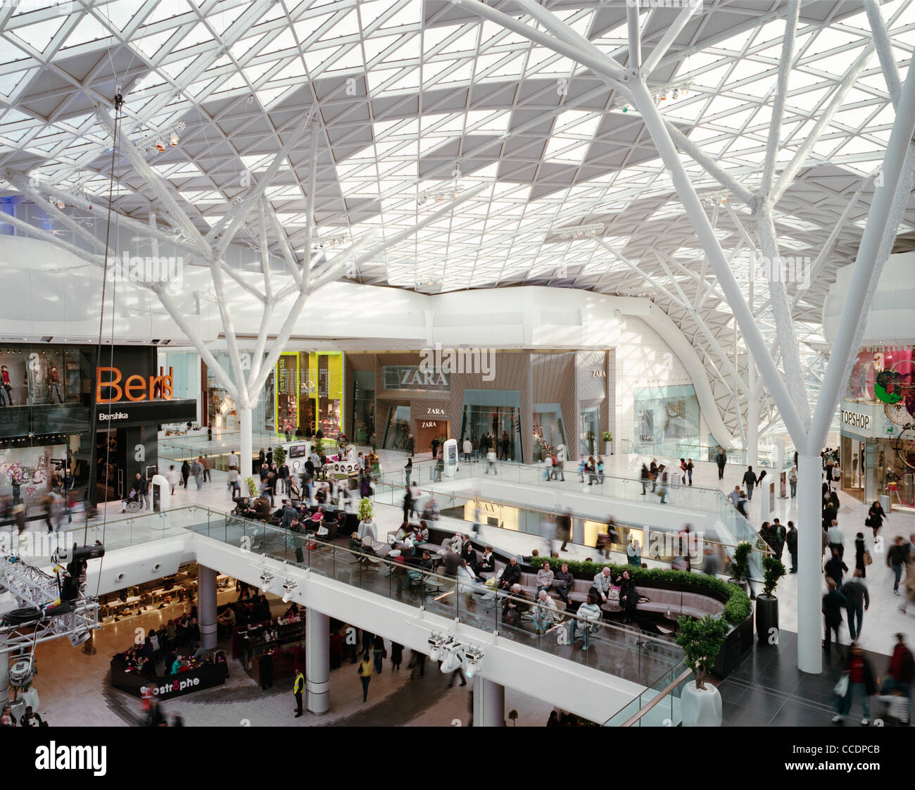 WESTFIELD LONDON SHOPPING MALL INTERIOR ATRIUM Stock Photo - Alamy