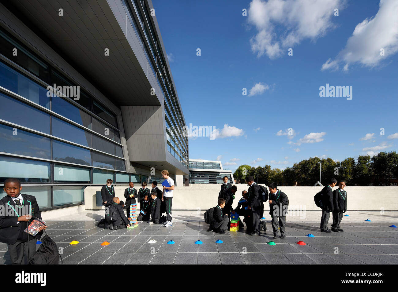 EVELYN GRACE ACADEMY, ZAHA HADID ARCHITECTS, LONDON, 2010, EXTERIOR WITH PUPILS Stock Photo