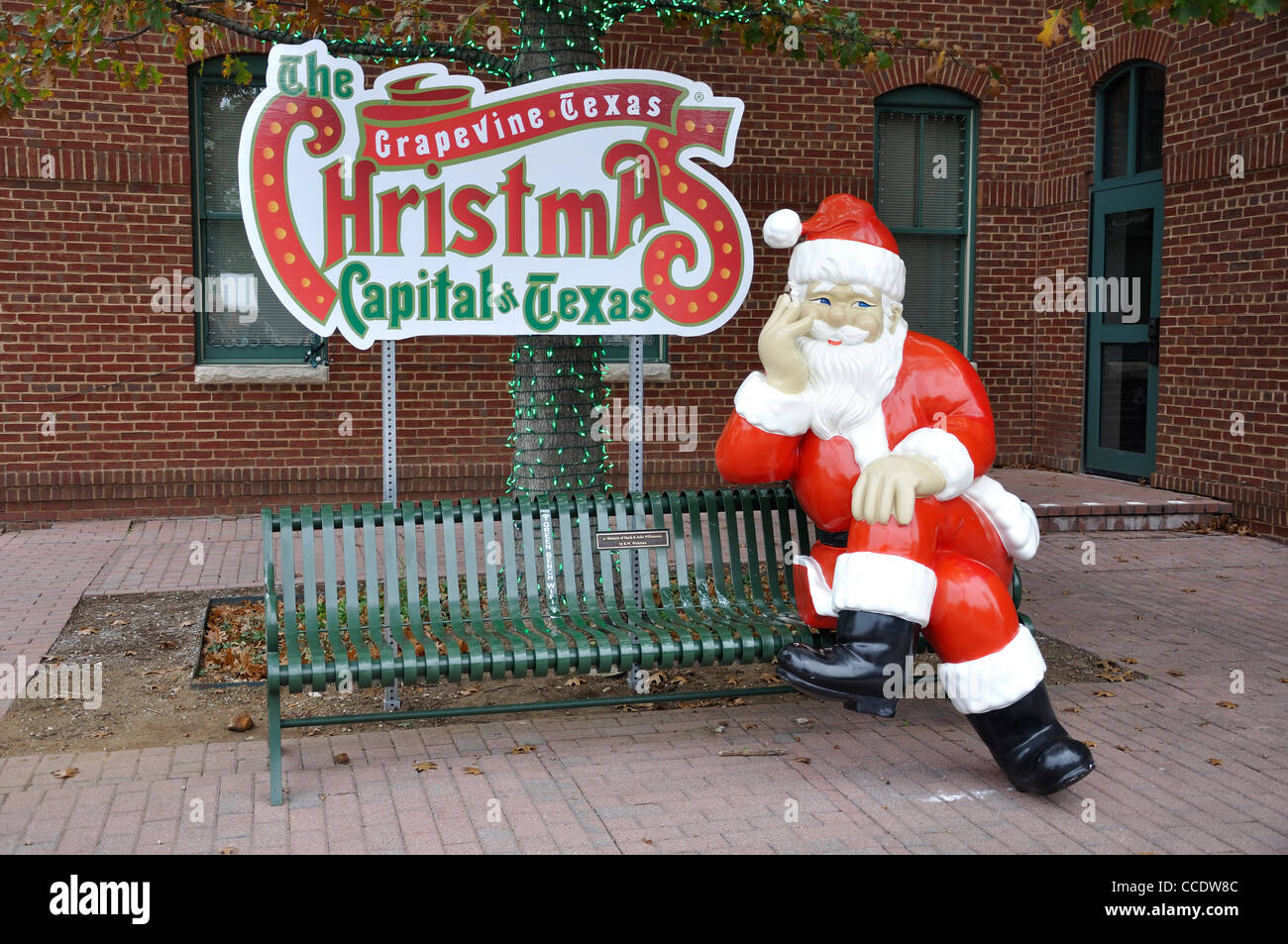Santa Claus sitting on bench in Grapevine, Texas, USA Stock Photo - Alamy