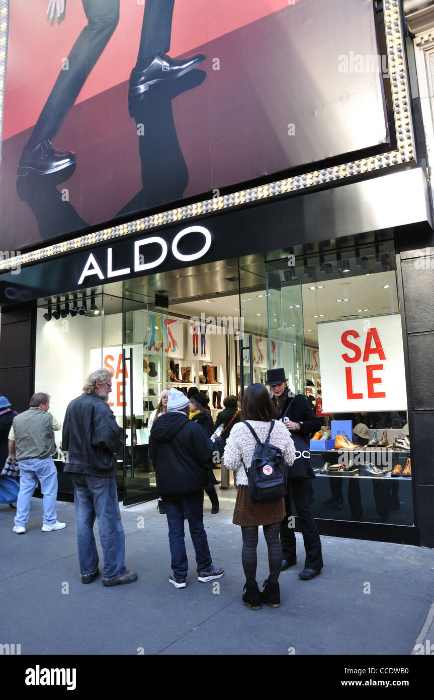 21 October 2021, Thessaloniki, Greece: A showcase with fashionable leather  shoes and shoes and bags in the window of the ALDO store Stock Photo - Alamy