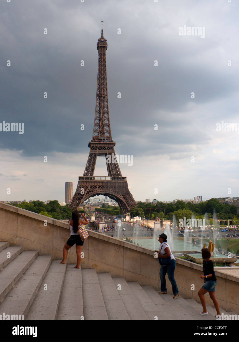Climb eiffel tower hi-res stock photography and images - Alamy
