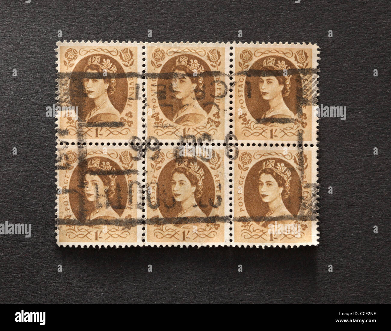 Block of six vintage identical postage stamps with Queen Elizabeth Stock Photo