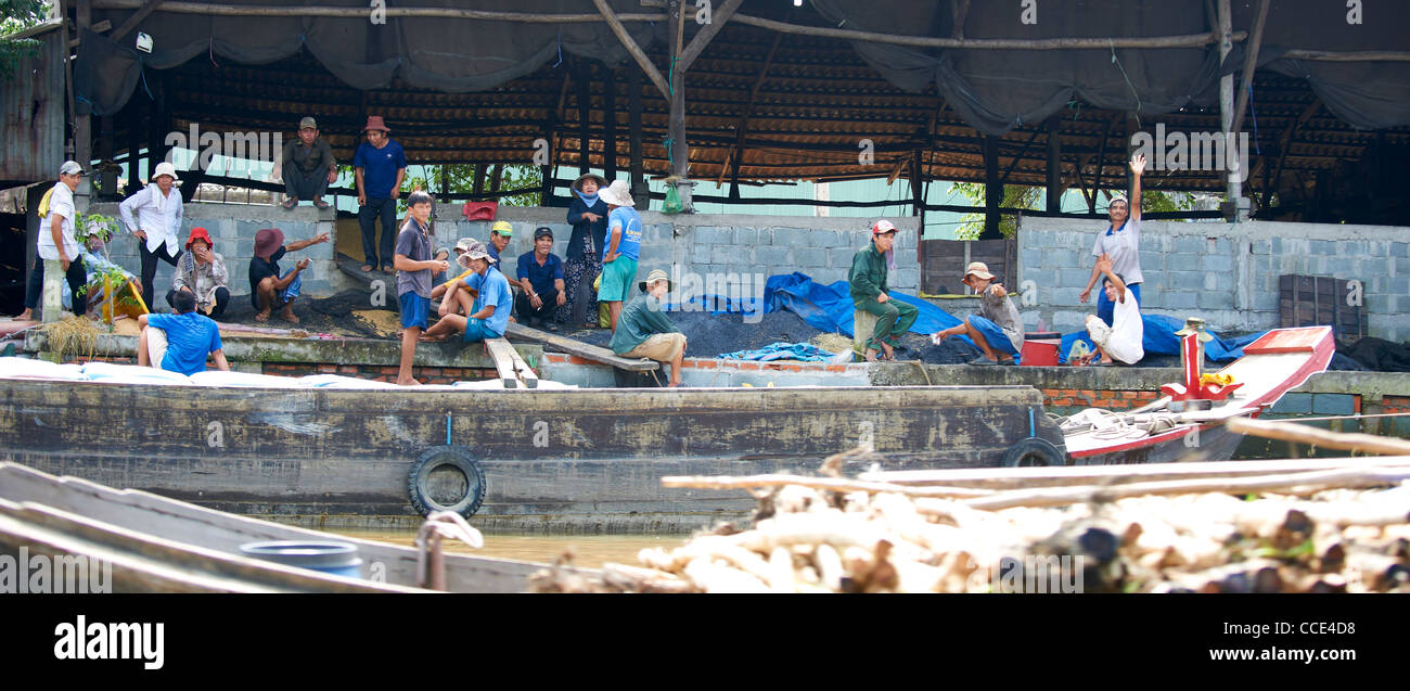 Saigon workers hi-res stock photography and images - Alamy