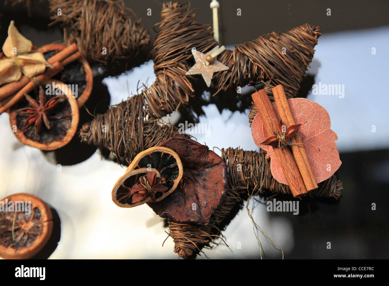 Weihnachtsstern, natürlich, Dekoration, filigran, braun, Trockenblumen,Sonne, hell, Stern, Deko, Türdekoration, Weihnachten Stock Photo