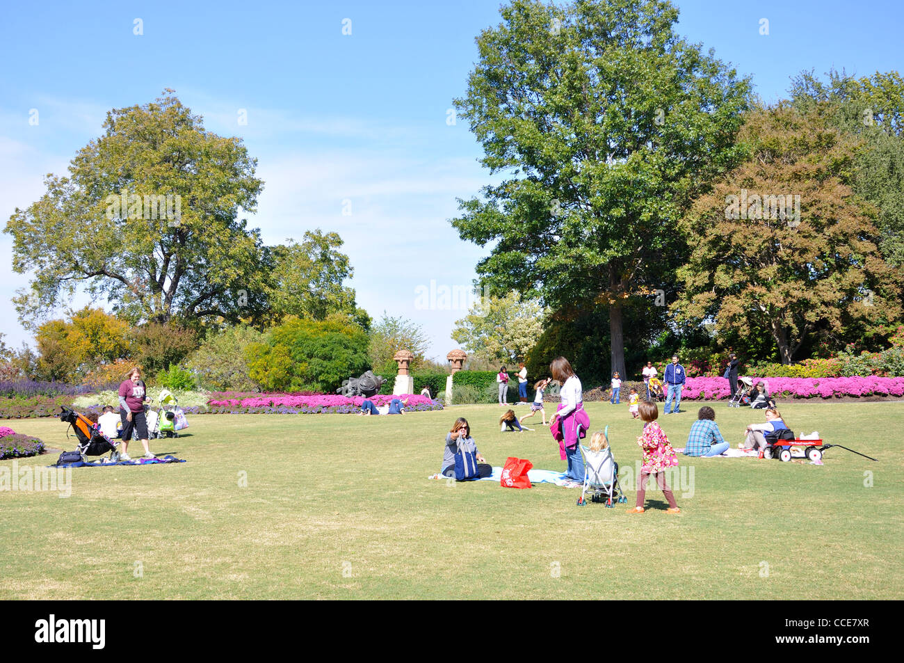 Dallas Arboretum, Texas, USA family on picnic Stock Photo Alamy