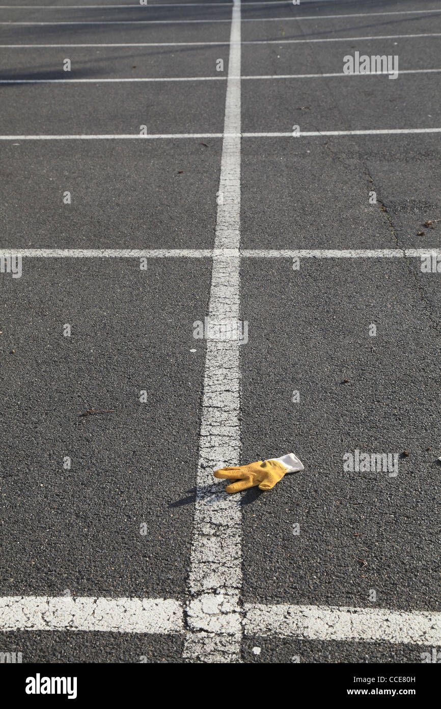 Stilleben,Stillleben,Arbeit,Arbeitshandschuh,Pflaster,Parkplatz,Markierungen,gelb,Linear,Linien,weiss,ipad,filigran,Detailliert Stock Photo