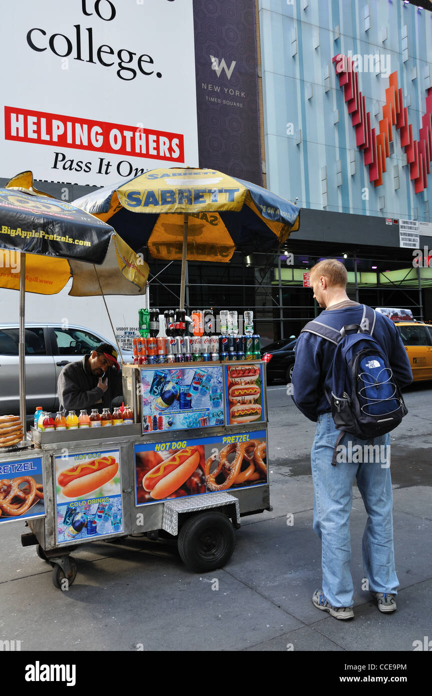 Food new york stand snacks nyc ny hi-res stock photography and images ...