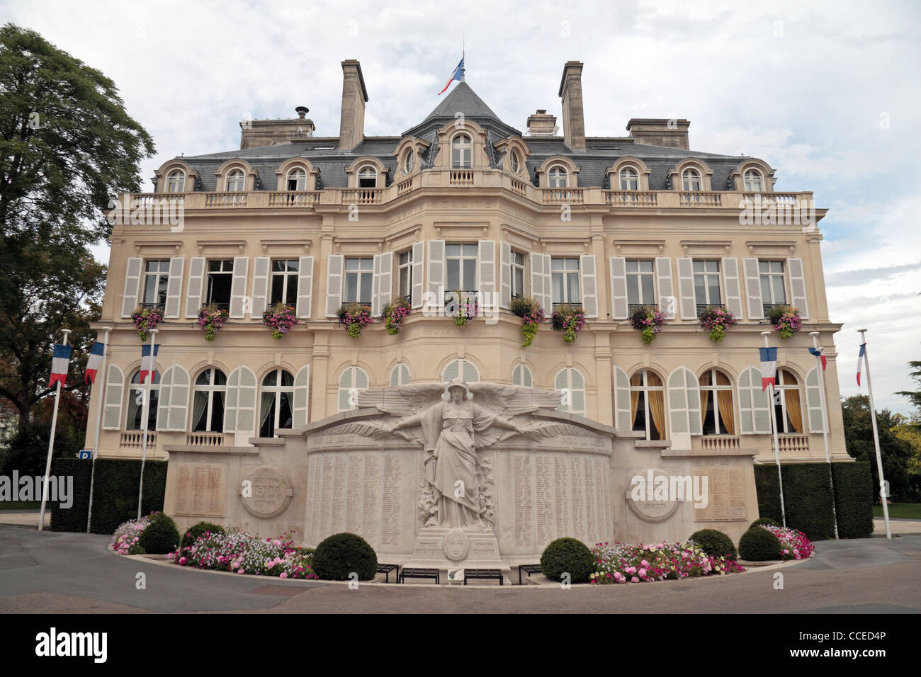 The monument to the fallen in front of the Hotel de Ville (town hall), Épernay, Champagne-Ardenne, Marne, France. Stock Photo