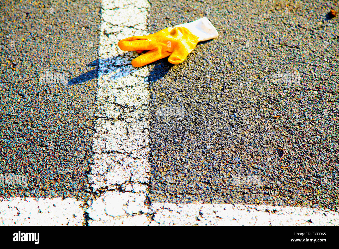 Stilleben,Stillleben,Arbeit,Arbeitshandschuh,Pflaster,Parkplatz,Markierungen,gelb,Linear,Linien,weiss,ipad,filigran,Detailliert Stock Photo