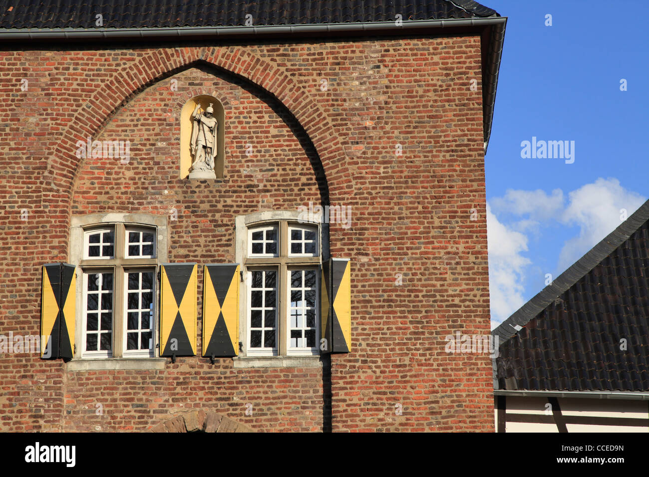 Park,Haus,historsch,Natur,Naturstein,grün,braun,Fassade,Sonnenschein,blau,gelb,Bäume,Weg,Schatten,alt,old,nature,natur stone,sun Stock Photo