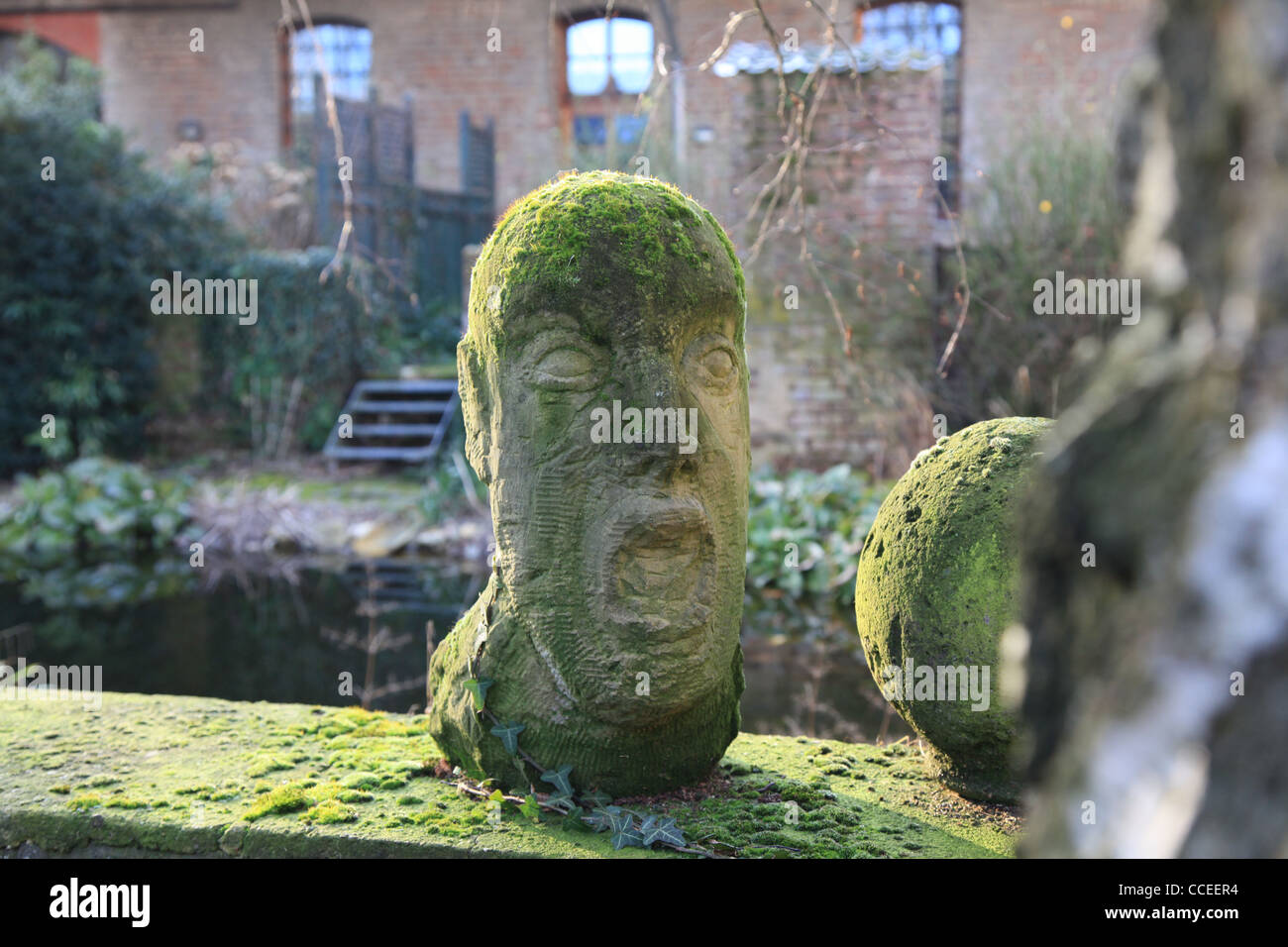 Grün,Statue,Moos,bemoost,Stein,Schatten,Sonne,Reflektionen,Büste,historisch,antique,gelb,Bauernhaus,Teich,Steine,green,männlich Stock Photo