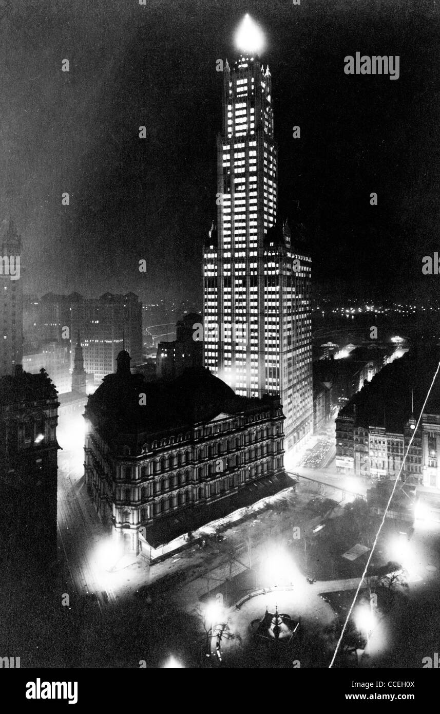 Woolworth Building at night, New York City, 1913 Stock Photo