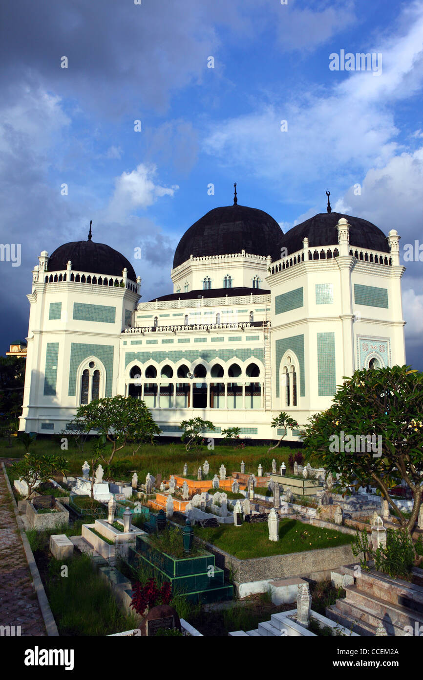 Mesjid Raya Medan Mosque and graves in North Sumatra. Medan, North Sumatra, Sumatra, Indonesia, South-East Asia, Asia Stock Photo