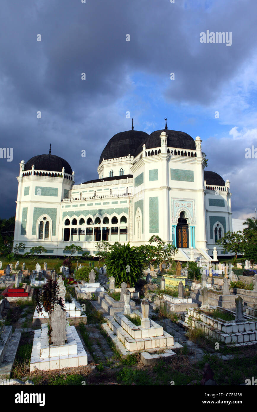 Mesjid Raya Medan Mosque and graves in North Sumatra. Medan, North Sumatra, Sumatra, Indonesia, South-East Asia, Asia Stock Photo