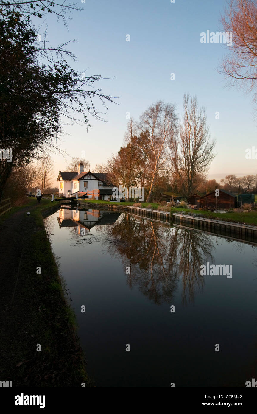 Lock and Cottage on the Grand Union Canal, Aylesbury Arm, Herts, UK Stock Photo