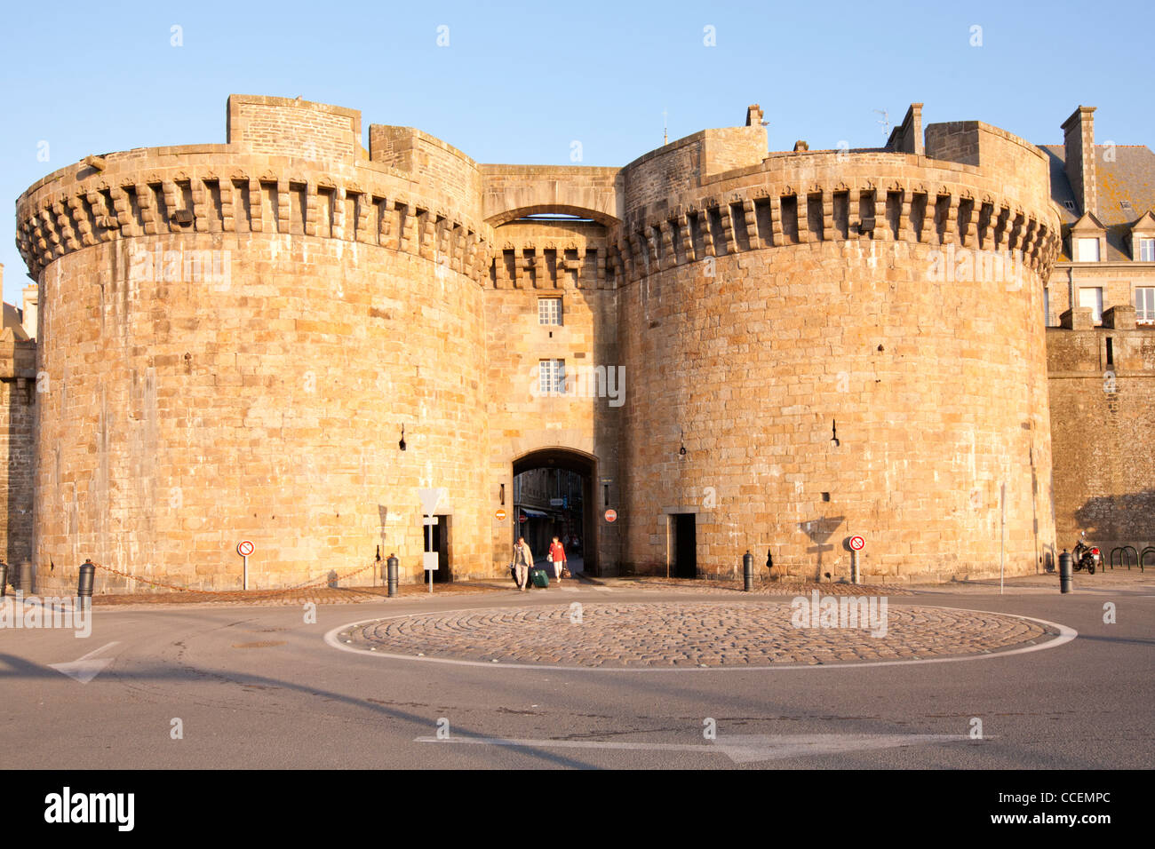 Tourists leaving St Malo by the main entrance, the Grande Porte. Although much of the old town was destroyed in WW2, the rampart Stock Photo